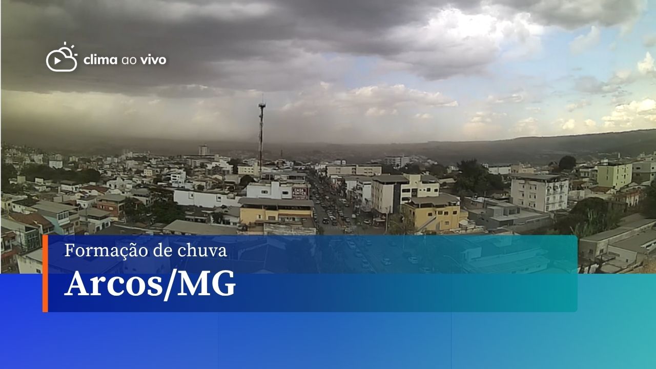 Passagem de chuva provoca ventos fortes em Arcos, Minas Gerais A imagem mostra chuva, vento, poeira e arco-íris em Arcos, Minas Gerais